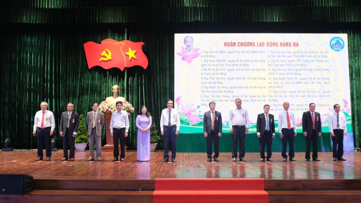 Quang cảnh buổi lễ đón nhận bằng khen của Thủ tướng Chính phủ.