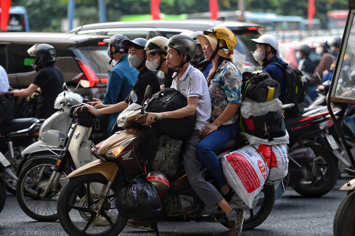 Người dân đồ đạc lỉnh kỉnh rời phố về quê nghỉ lễ.