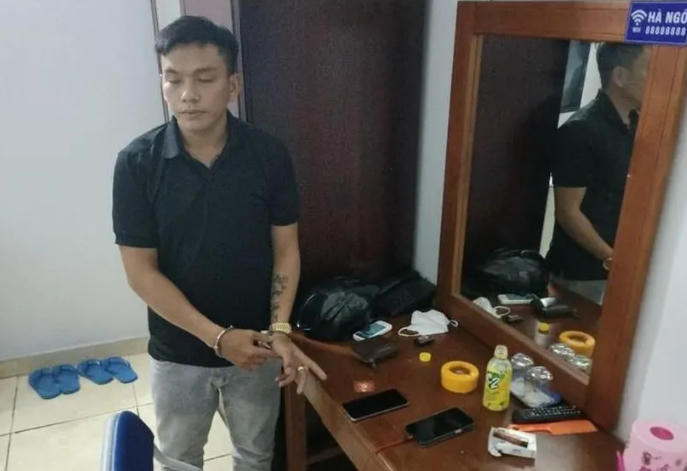 Đối tượng Lưu Đức Anh bị cơ quan công an bắt giữ tại khách sạn ở TP HCM. Ảnh: Công an Bình Dương.