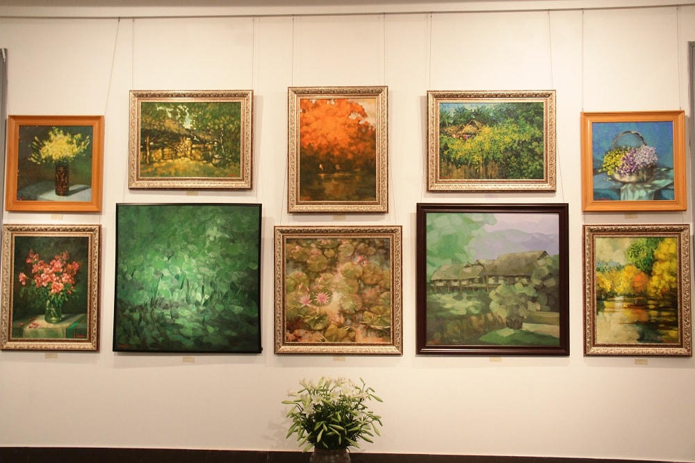 Những bức họa trong triển lãm.