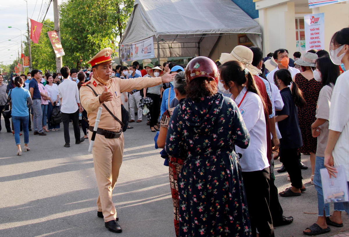 Lực lượng Cảnh sát giao thông luôn túc trực nhằm đảm bảo an toàn giao thông trước giờ thi.