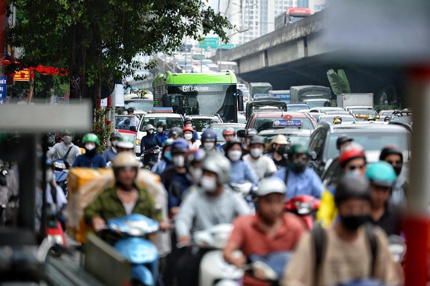Ô nhiễm không khí là phát thải từ hoạt động của các loại phương tiện giao thông sử dụng nhiên liệu hóa thạch ngày càng tăng cao.