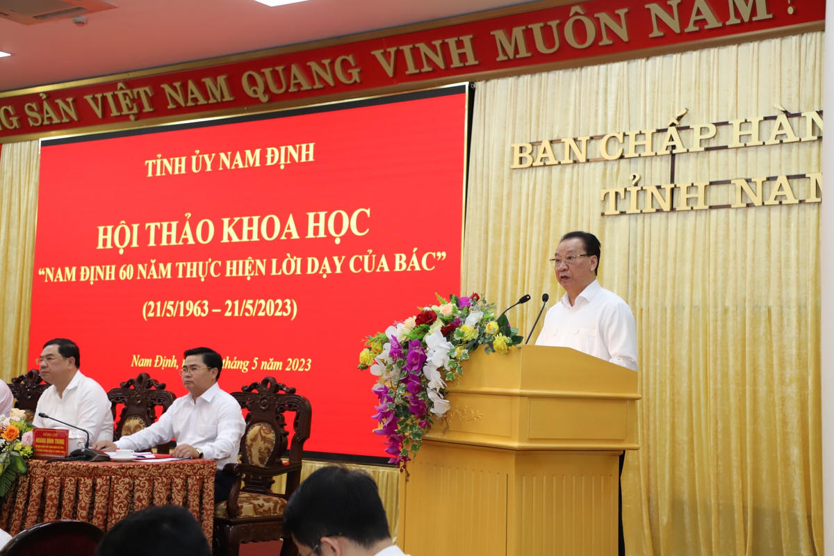GS.TS Phùng Hữu Phú phát biểu tại Hội thảo.