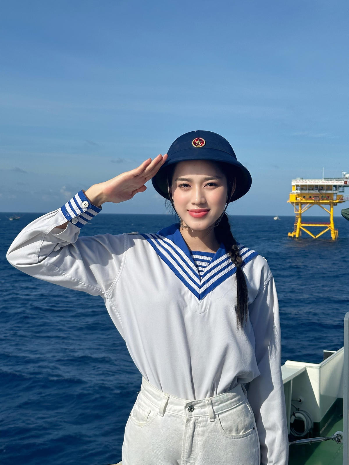 Hoa hậu Đỗ Thị Hà vừa có 7 ngày công tác tại quần đảo Trường Sa. 