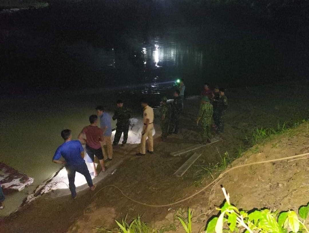 Không kể ngày đêm, hàng trăm người được huy động để tìm kiếm các thi thể sau vụ lật thuyền