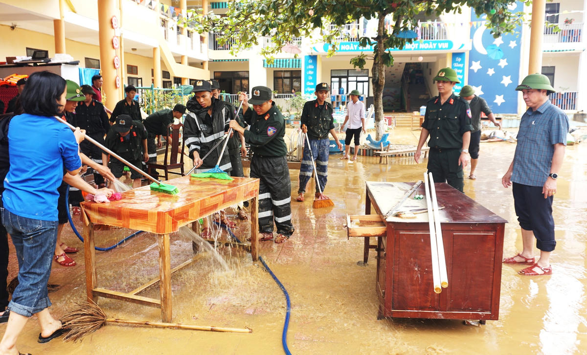 Hà Tĩnh: Xúc động hình ảnh chiến sĩ Công an dầm mình trong ‘rốn lũ’