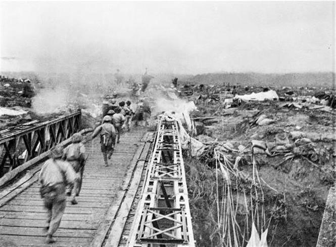 Bộ đội ta vượt qua cầu Mường Thanh, tấn công vào Sở chỉ huy Tập đoàn cứ điểm Điện Biên Phủ, chiều 7/5/1954. (Ảnh: Tư liệu TTXVN).