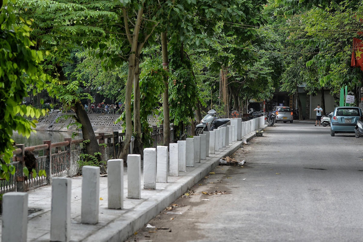 Thời gian qua, nhiều người dân ở phường Văn Chương, quận Đống Đa (TP Hà Nội) tỏ ra rất bất ngờ khi vỉa hè xung quanh hồ Văn Chương bị dựng hàng trăm cọc bê tông.