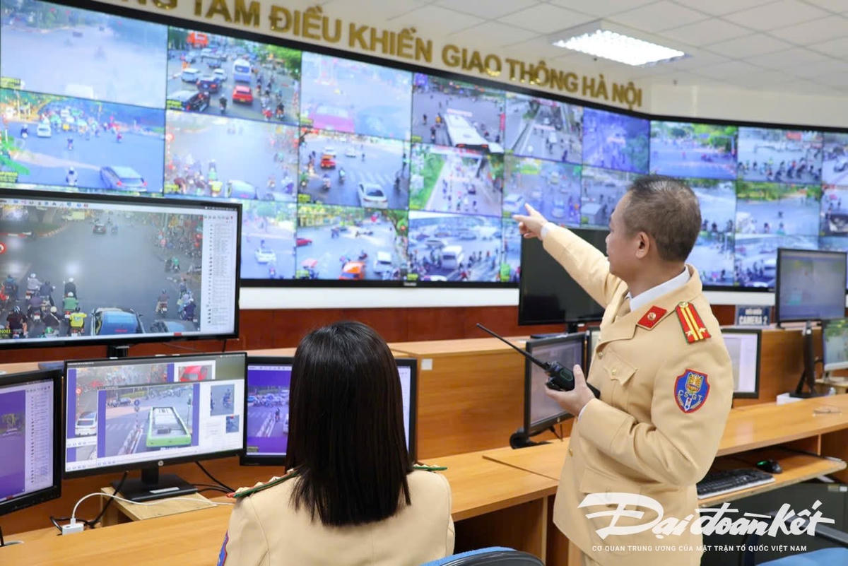 Lực lượng CSGT xem