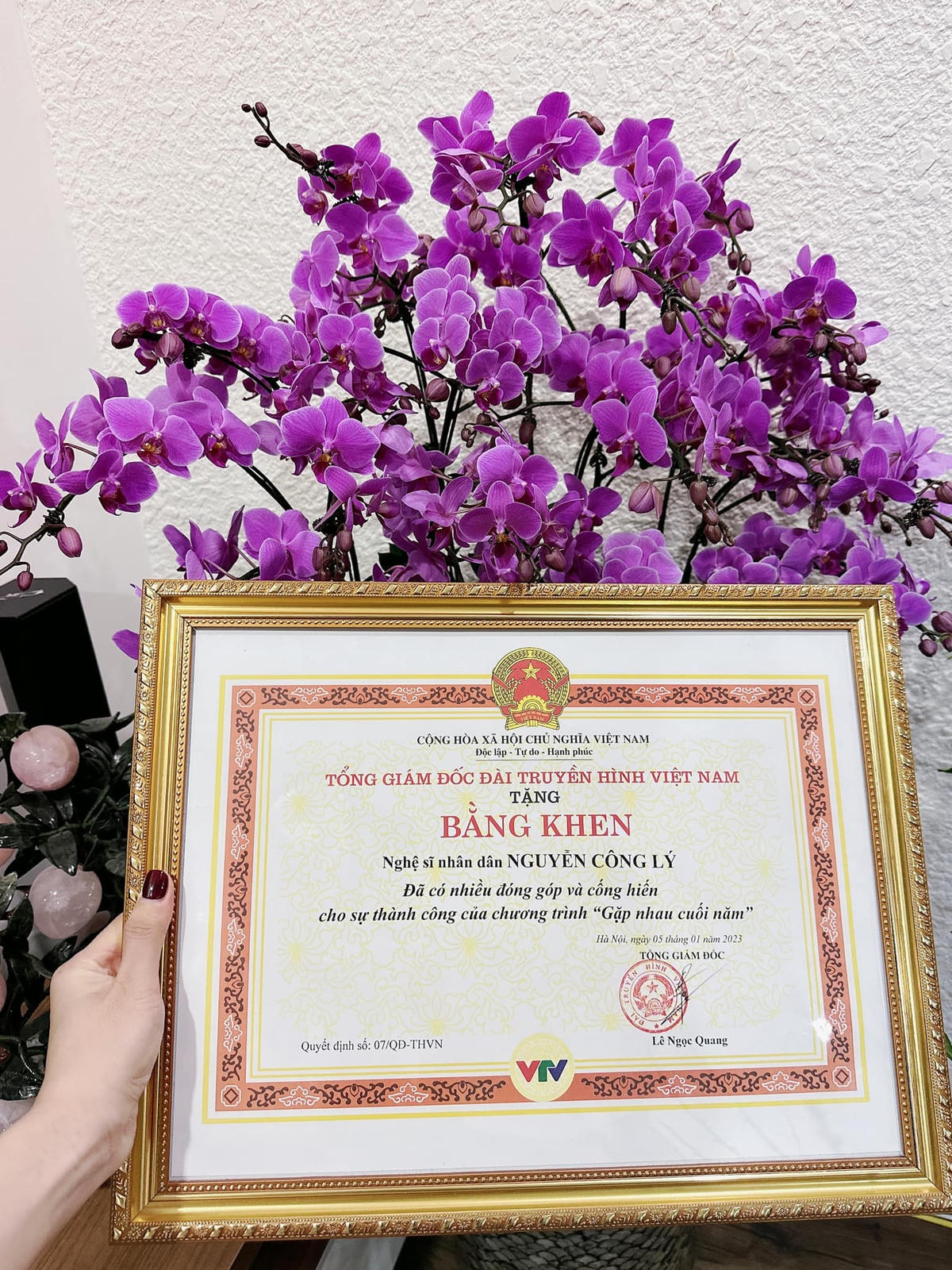 Tấm bằng khen NSND Công Lý nhận được sau buổi ghi hình cuối chương trình Táo Quân 2023. Ảnh: FBNV. 