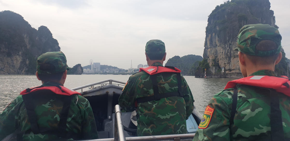 Chiều 17/7, các chiến sỹ Hải đội 2 lên đường thực hiện chuyến đi cuối cùng trong ngày kêu gọi tàu cá của ngư dân về bờ tránh bão.