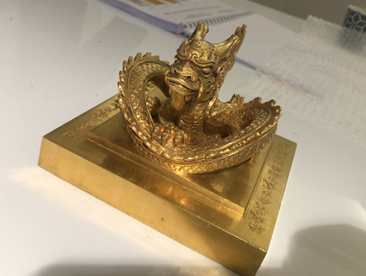 Ấn vàng “Hoàng đế chi bảo”.