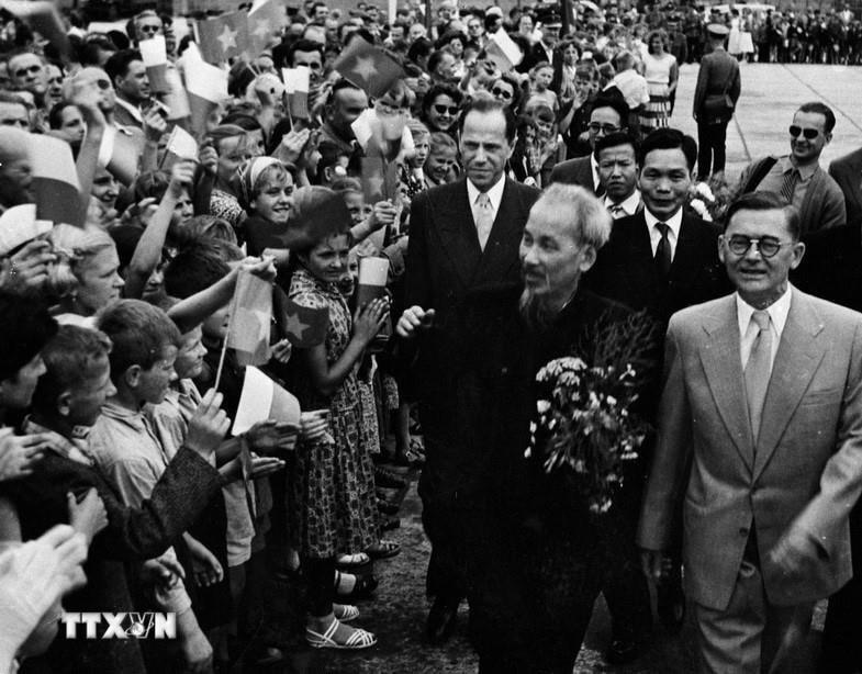 Lãnh đạo Đảng, Nhà nước Ba Lan cùng đông đảo người dân thủ đô Varsava nồng nhiệt chào đón Chủ tịch Hồ Chí Minh thăm chính thức Ba Lan, ngày 21/7/1957. (Ảnh: TTXVN)