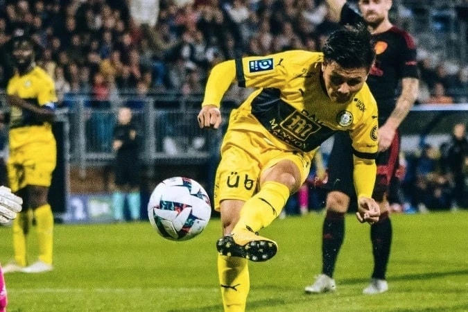 Quang Hải ấn định kết quả hòa 2-2 cho Pau FC trước Rodez (Ảnh: Pau FC).