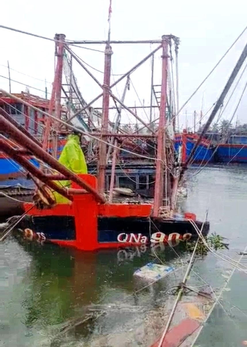 Tàu cá QNa 0989 TS của ngư dân Thịnh bị chìm.