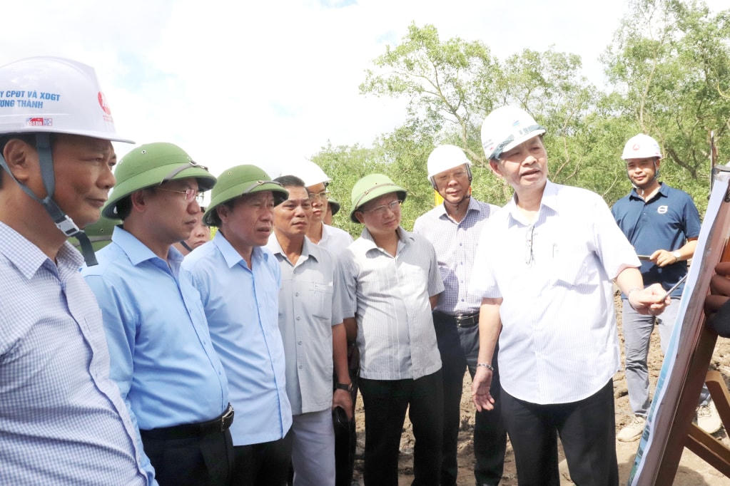 Lãnh đạo tỉnh Quảng Ninh và TP Hải Phòng nghe nhà thầu báo cáo tiến độ thi công cầu Bến Rừng. Ảnh: QMG