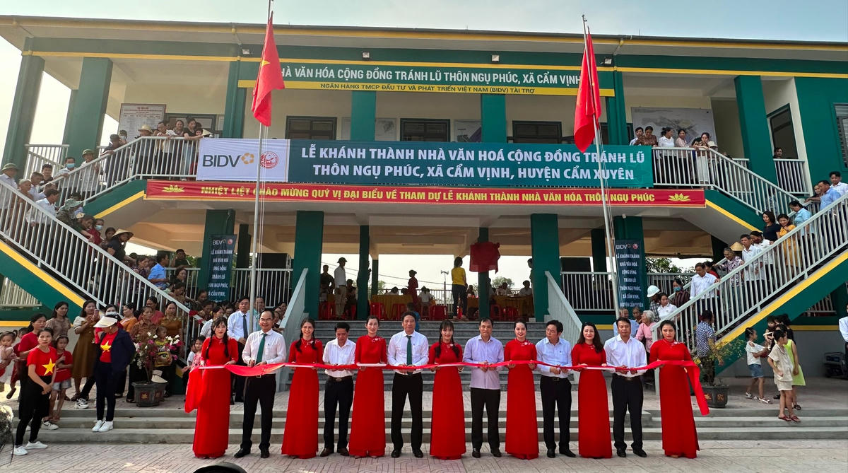 Khánh thành nhà văn hóa cộng đồng tránh lũ thôn Ngụ Phúc, xã Cẩm Vịnh, huyện Cẩm Xuyên.