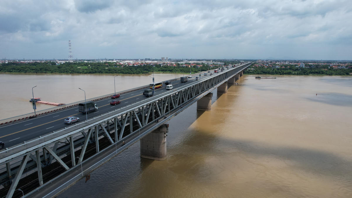 Cầu Thăng Long có phần cầu chính (vượt sông) gồm 15 nhịp dầm thép, khẩu độ mỗi nhịp 112 m. Móng trụ cầu chính đều dùng giếng chính. Phần cầu dẫn ở hai bên bờ đều dùng dầm bê tông dự ứng lực. Các trụ dẫn cầu đều dùng móng cọc ống phi 55 cm. 
