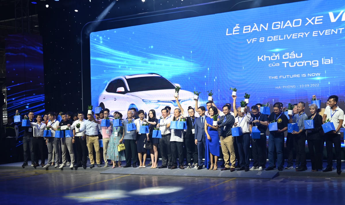 Lễ bàn giao 100 ô tô điện VF 8 đầu tiên với chủ đề "Khởi đầu của Tương lai - The Future is Now" cho những người đặt cọc sớm nhất.