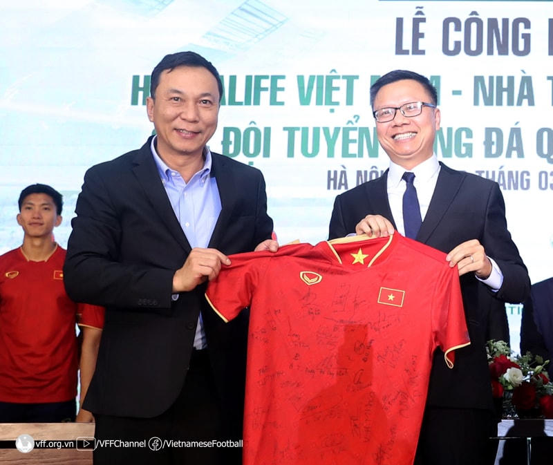 Chủ tịch LĐBĐVN Trần Quốc Tuấn trao áo thi đấu có chữ ký các tuyển thủ quốc gia cho ông ông Vũ Văn Thắng – Tổng giám đốc Herbalife.