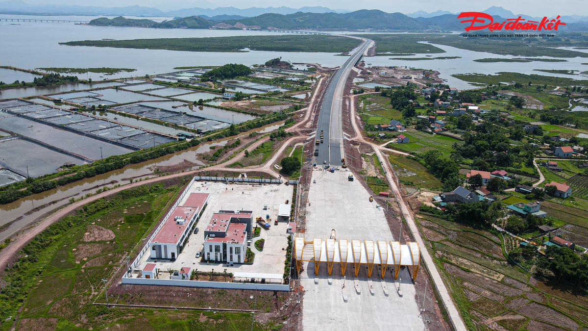 Hiện tại, đoạn tuyến Vân Đồn - Tiên Yên dài hơn 16 km cơ bản hoàn thành. Một số hạng mục như thảm nhựa, lắp đặt biển báo, sơn vạch kẻ đường… đang được đơn vị thi công gấp rút triển khai.