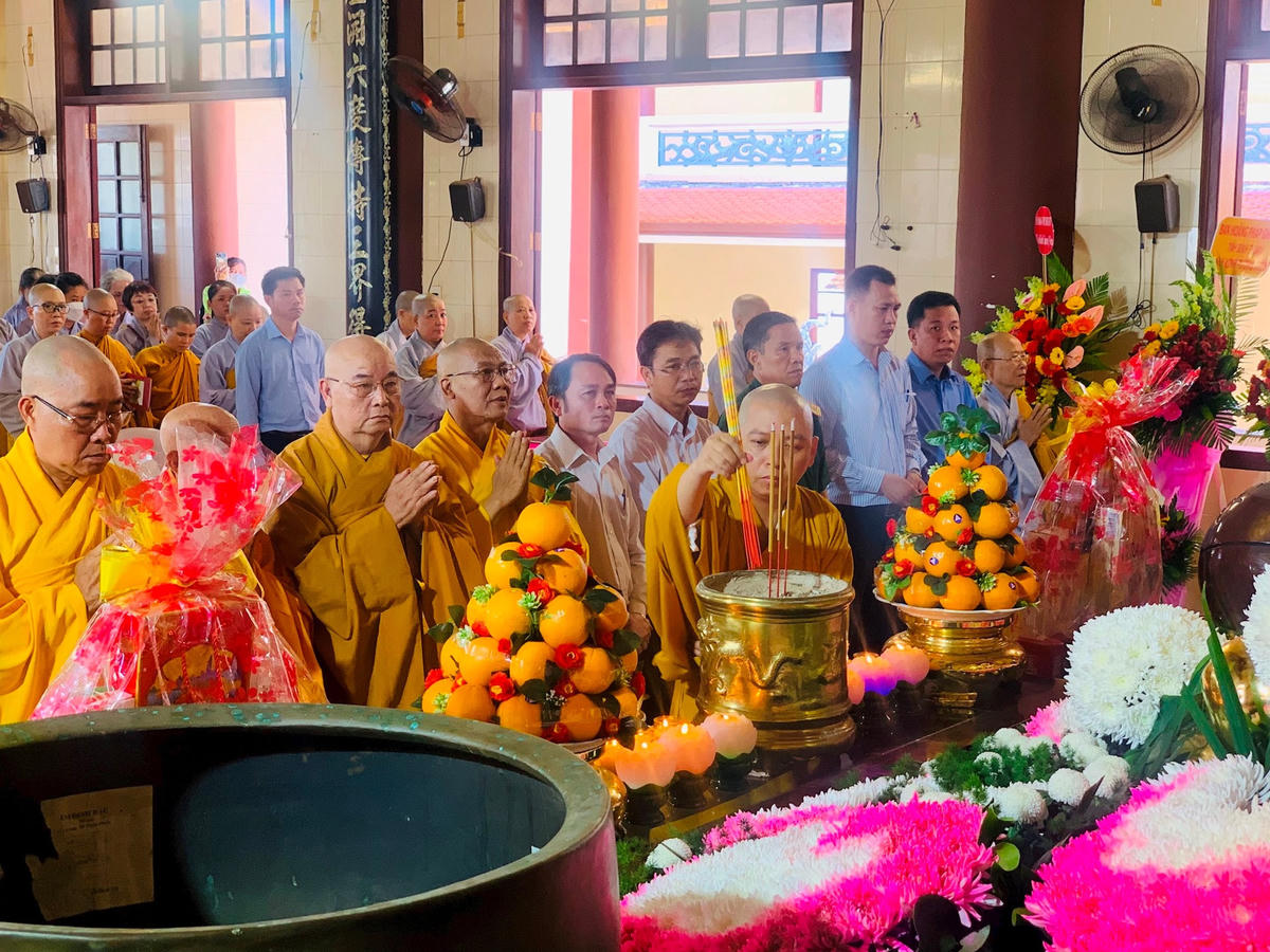 Các đại biểu cùng các tăng ni, phật tử thắp hương tưởng niệm đến đức vua –Phạt Hoàng Trân Nhân Tông.  