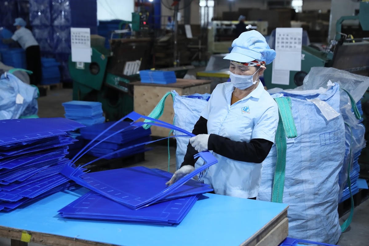 Xem xét giảm tuổi nghỉ hưu với lao động trực tiếp là nguyện vọng của người lao động và doanh nghiệp. Ảnh: Quang Vinh.