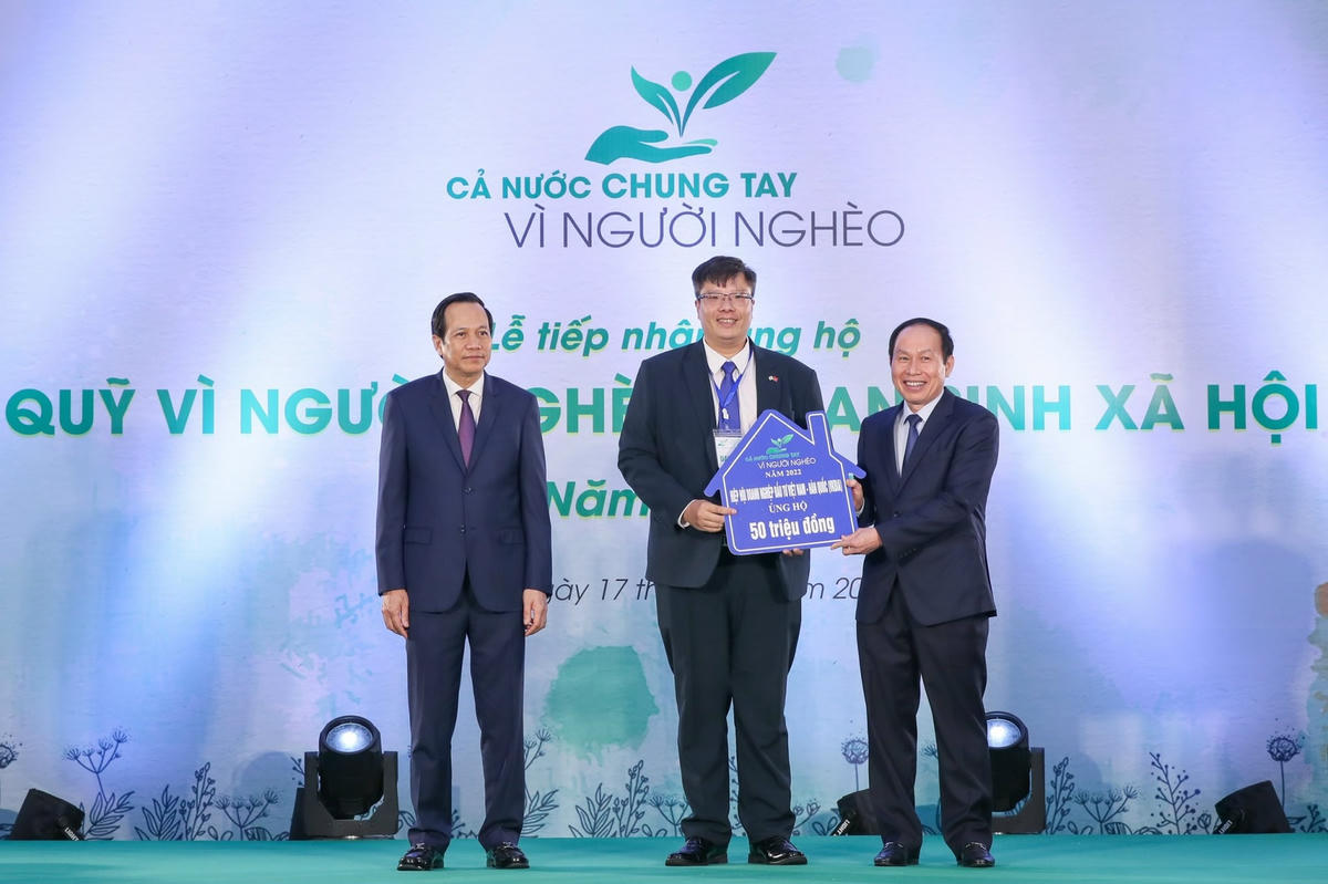 Phó Chủ tịch - Tổng Thư ký UBTƯ MTTQ Việt Nam Lê Tiến Châu tiếp nhận ủng hộ từ Hiệp hội Doanh nhân và Đầu tư Việt Nam - Hàn Quốc (VKBIA). Ảnh: Quang Vinh.