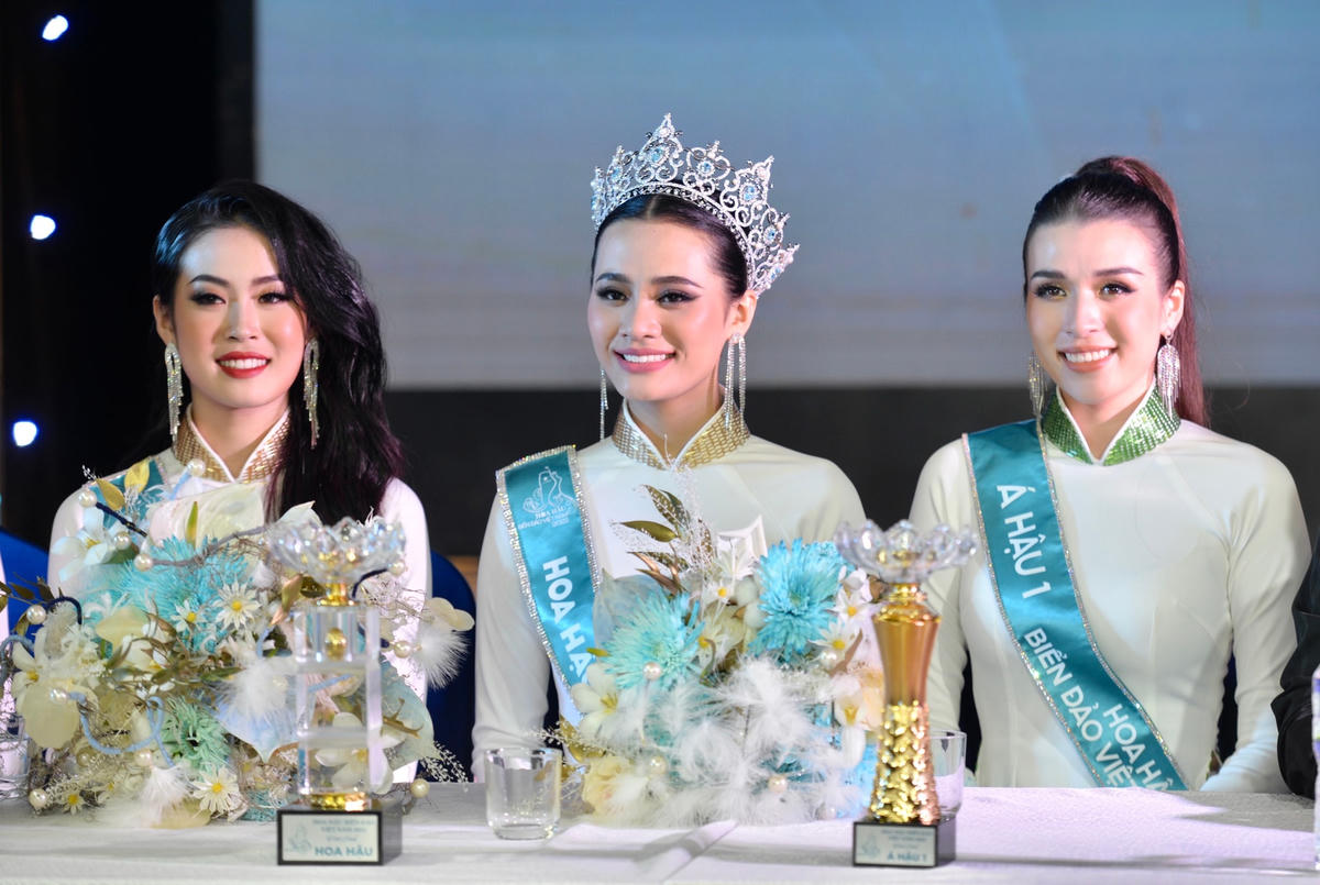 Hoa hậu Biển đảo Việt Nam 2022 Đinh Như Phương cùng Á hậu 1 Hoàng Thùy Anh và Á hậu 2 Nguyễn Thu Hằng.