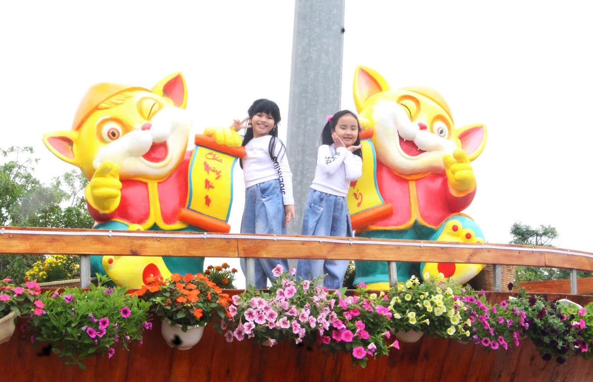 Các em nhỏ tạo dáng bên linh vật của năm 2023.