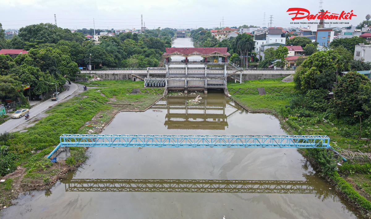 Cách cống Liên Mạc 1 khoảng 1 km, cống Liên Mạc 2 được xây dựng vào tháng 6/2000, là công trình trọng điểm của Bộ Nông nghiệp và Phát triển nông thôn có nhiệm vụ bảo đảm an toàn cho thành phố Hà Nội vào mùa thoát lũ, điều tiết nước nông nghiệp cho hạ nguồn sông Nhuệ.