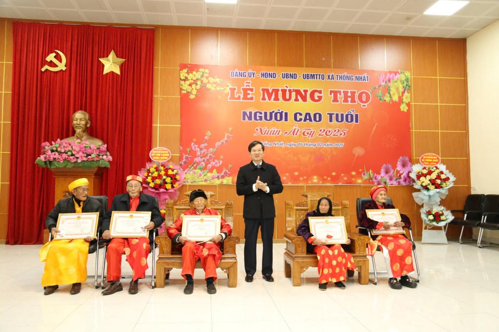 Bí thư Thành ủy Hạ Long Vũ Quyết Tiến chúc thọ, mừng thọ người cao tuổi xã Thống Nhất.