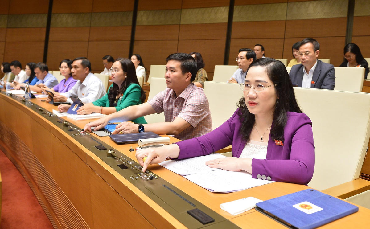 Các đại biểu Quốc hội bấm nút thông qua nhiều vấn đề quan trọng tại kỳ họp thứ 4, Quốc hội khóa XV. Ảnh: Quang Vinh.