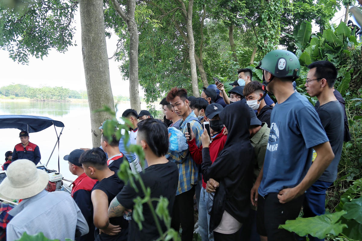 Tuy nhiên, sau hơn 1 ngày tìm kiếm quanh khu vực cầu Cù Sơn nhưng không mang lại kết quả, đội cứu hộ tiếp tục di chuyển đến địa điểm cách đó không xa. 