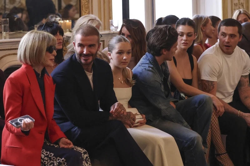 David Beckham và các con (từ trái qua): Harper Beckham, Cruz Beckham, Nicola Peltz và Brooklyn Beckham tham dự buổi giới thiệu bộ sưu tập của bà xã Victoria Beckham tại Paris. Ảnh: AP.  