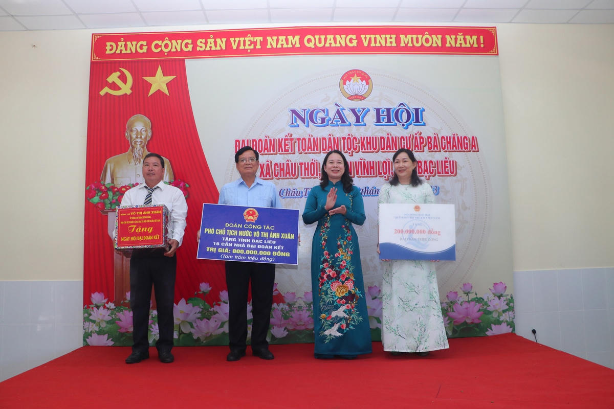 Phó Chủ tịch nước Võ Thị Ánh Xuân tặng 16 căn nhà Đại đoàn kết cho hộ nghèo và tặng 200 triệu đồng cho Quỹ Bảo trợ trẻ em tỉnh Bạc Liêu.