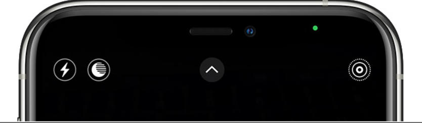 Để ý một chấm màu ở góc trên đầu của iPhone. Ảnh: Apple.