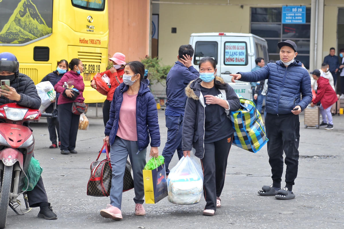 Tại các bến xe lớn Hà Nội như Mỹ Đình, Giáp Bát, Nước Ngầm... ngay từ đầu giờ chiều 19/1 đã bắt đầu nhộn nhịp, người dân lỉnh kỉnh đồ đạc về quê nghỉ Tết.