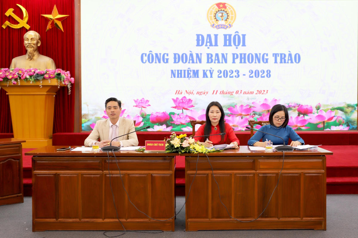 Đoàn Chủ tịch làm việc tại Đại hội.
