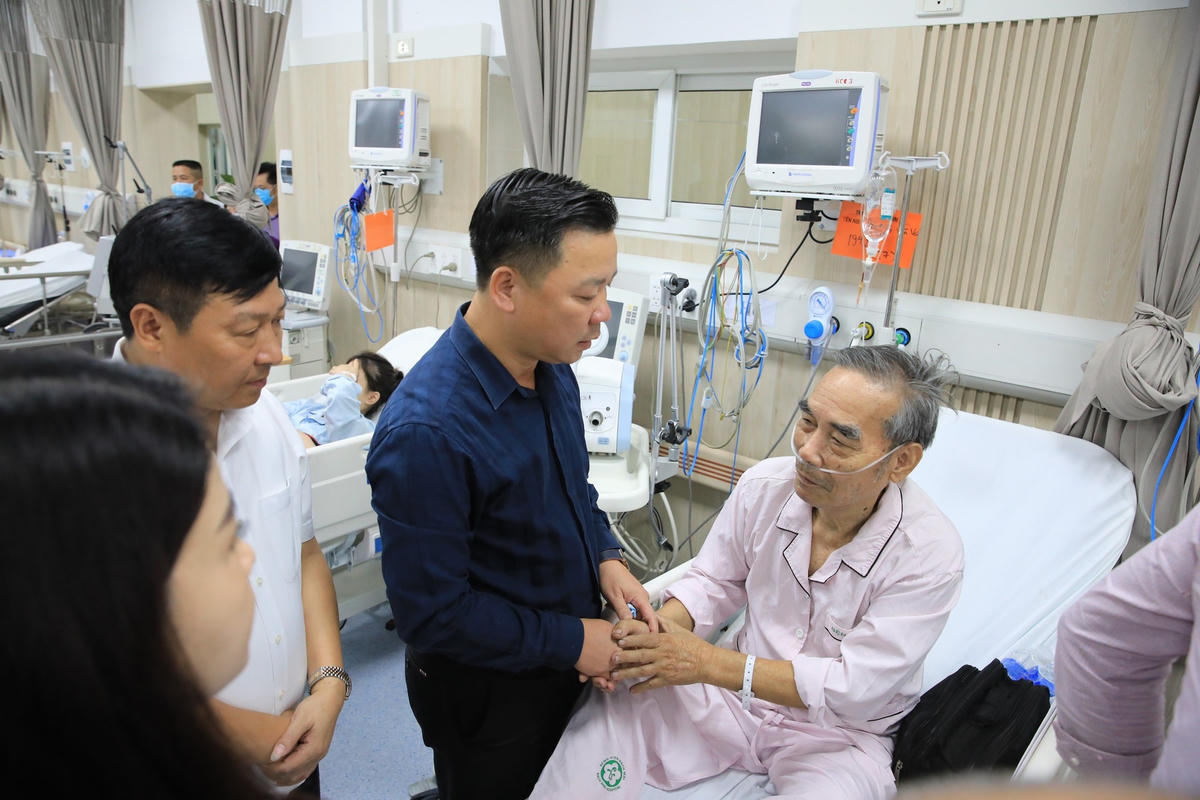 Phó Chủ tịch Thường trực Ủy ban MTTQ Việt Nam Nguyễn Sỹ Trường động viên các nạn nhân trong vụ hỏa hoạn.