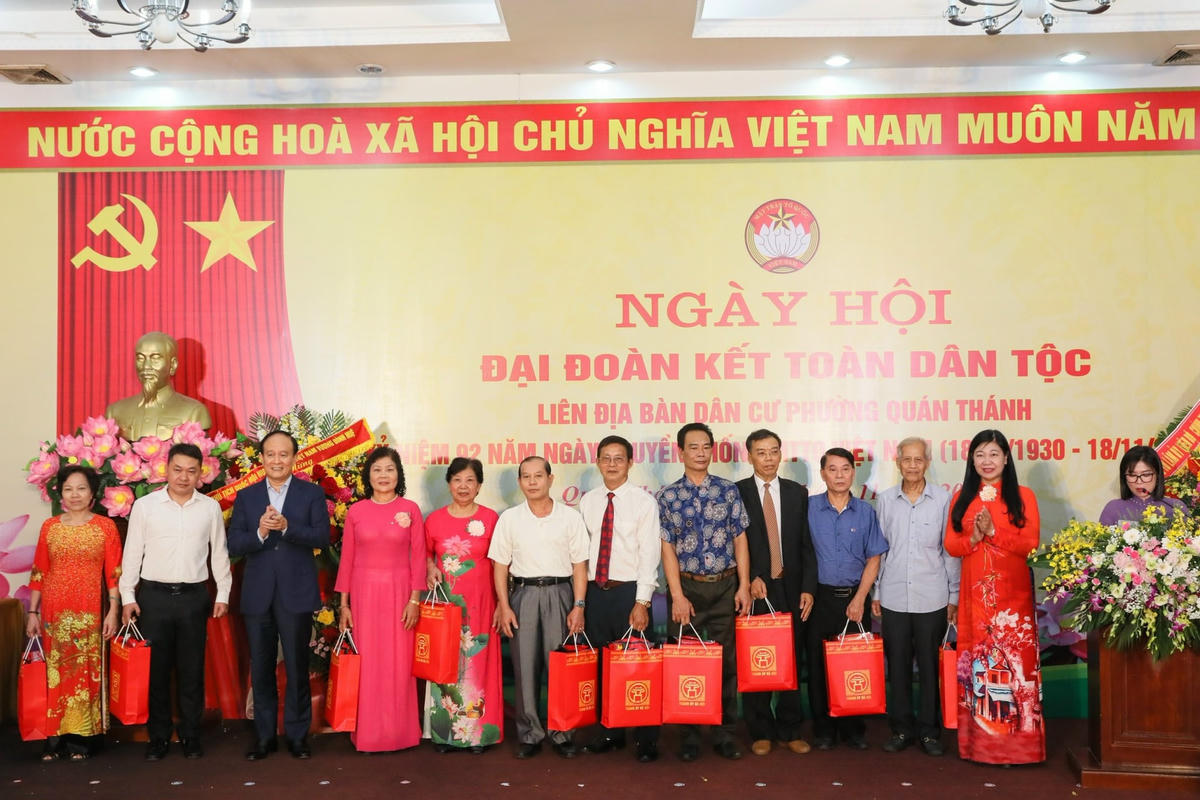 Lãnh đạo thành phố Hà Nội trao quà tặng các gia đình tiêu biểu trên địa bàn phường Quán Thánh. Ảnh: Quang Vinh.