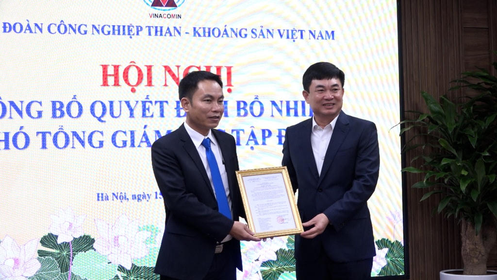 Ông Ngô Hoàng Ngân, Chủ tịch Hội đồng thành viên TKV trao quyết định điều động, bổ nhiệm ông Nguyễn Huy Nam, Giám đốc Công ty Than Nam Mẫu - TKV giữ chức vụ Phó Tổng Giám đốc TKV.