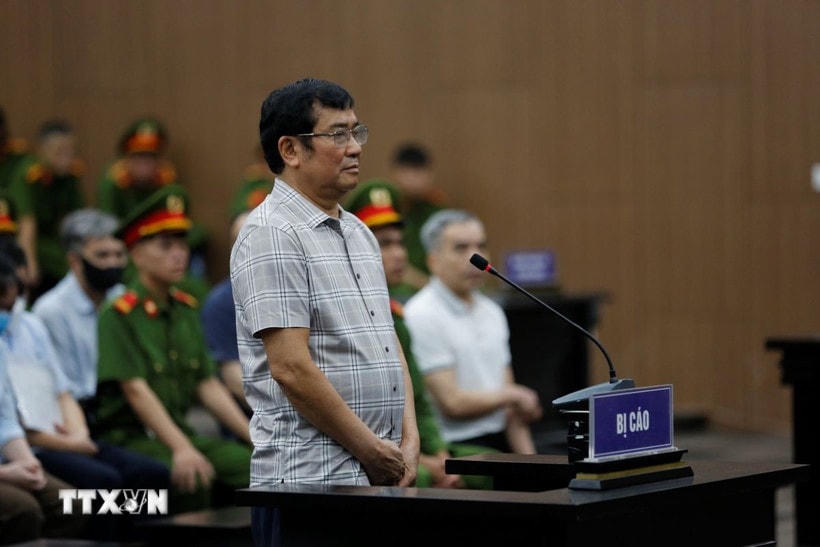 Bị cáo Phùng Quang Hùng (cựu Chủ tịch Ủy ban Nhân dân tỉnh Vĩnh Phúc cũ) trình bày tại phiên tòa sáng 4/7. (Ảnh: Quốc Lũy/TTXVN) 