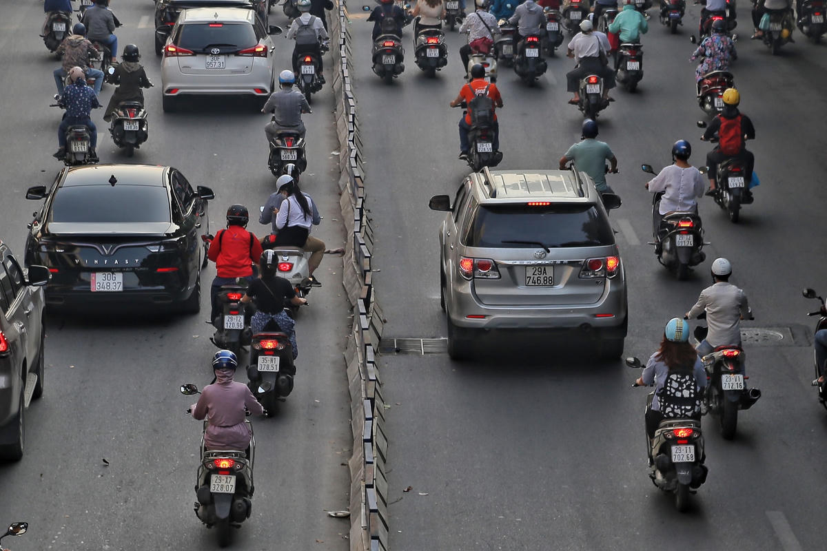 Không chỉ có xe máy mà ô tô cũng đi sai làn.