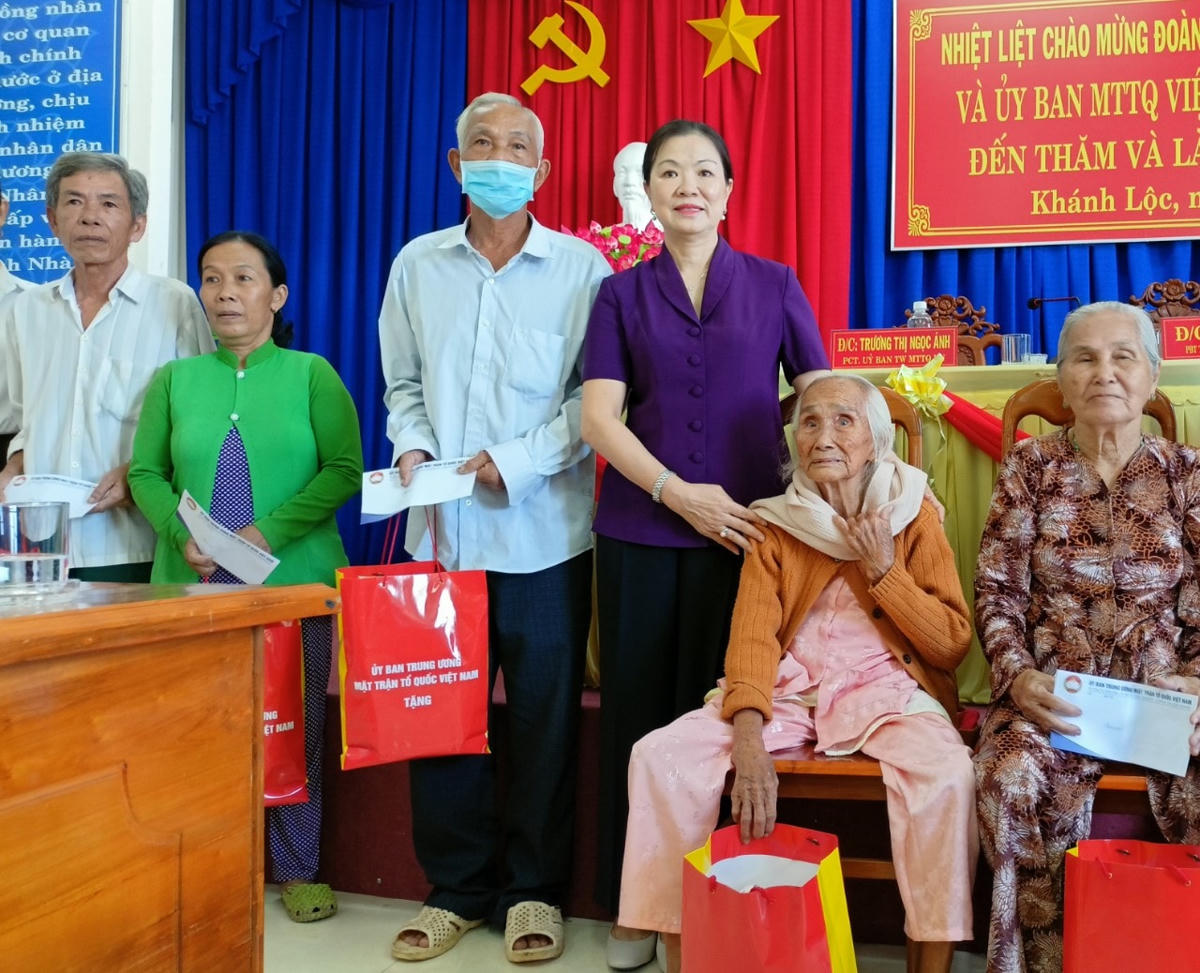 Phó Chủ tịch Trương Thị Ngọc Ánh tặng quà cho các gia đình chính sách trên địa bàn huyện Trần Văn Thời.