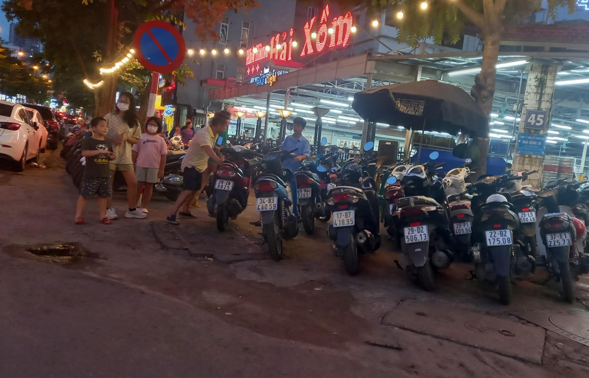 Cầu Giấy: Ô tô thỏa sức lấn chiếm lòng đường, vỉa hè dù có biển cấm đỗ