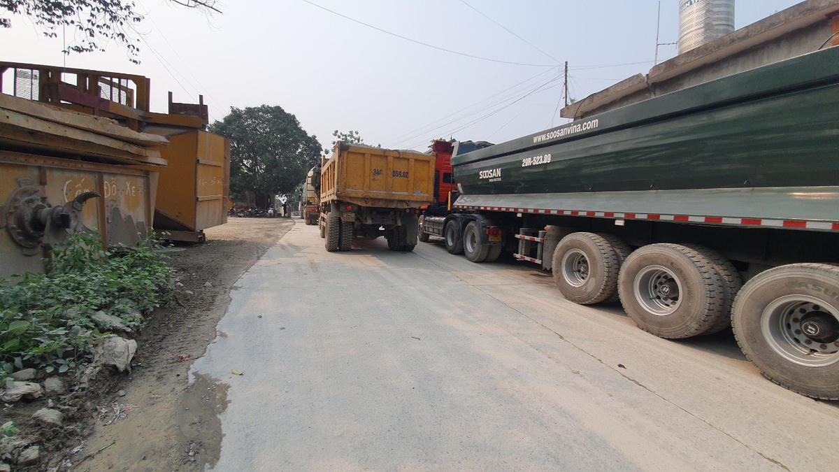 Xe bồn, xe tải bị ùn ứ, tắc nghẽn giao thông do bị người dân chặn đường.