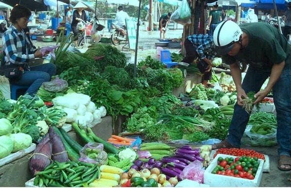 Người dân mua rau củ với giá cao.