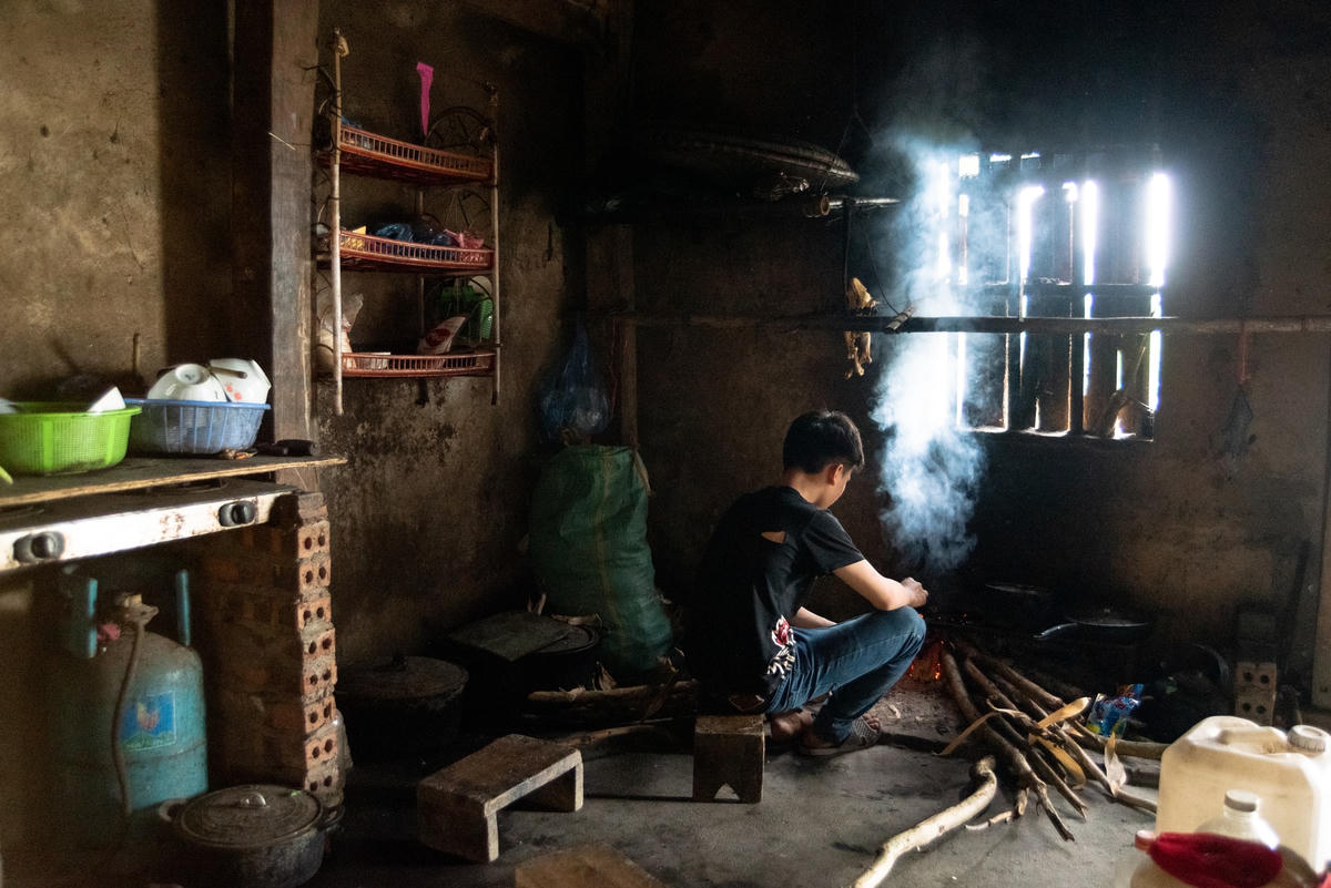 Khi đi học về nhà, Lương cùng em gái đều dành thời gian để làm việc phụ giúp ông bà. Hôm thì em đi cùng bà bừa ruộng trên nương rẫy, đi chăn trâu, lúc thì ở nhà nấu cơm.