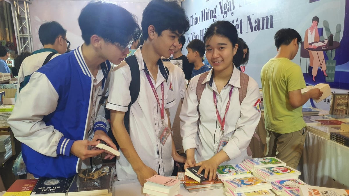 Học sinh, sinh viên-đối tượng chính “Ngày sách và Văn hóa đọc” muốn truyền cảm hứng-có mặt rất đông tại sự kiện.   